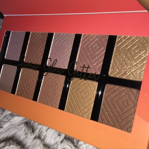 •Beauty Treats Highlighter & Bronzer Palette• - Picture 3 of 4